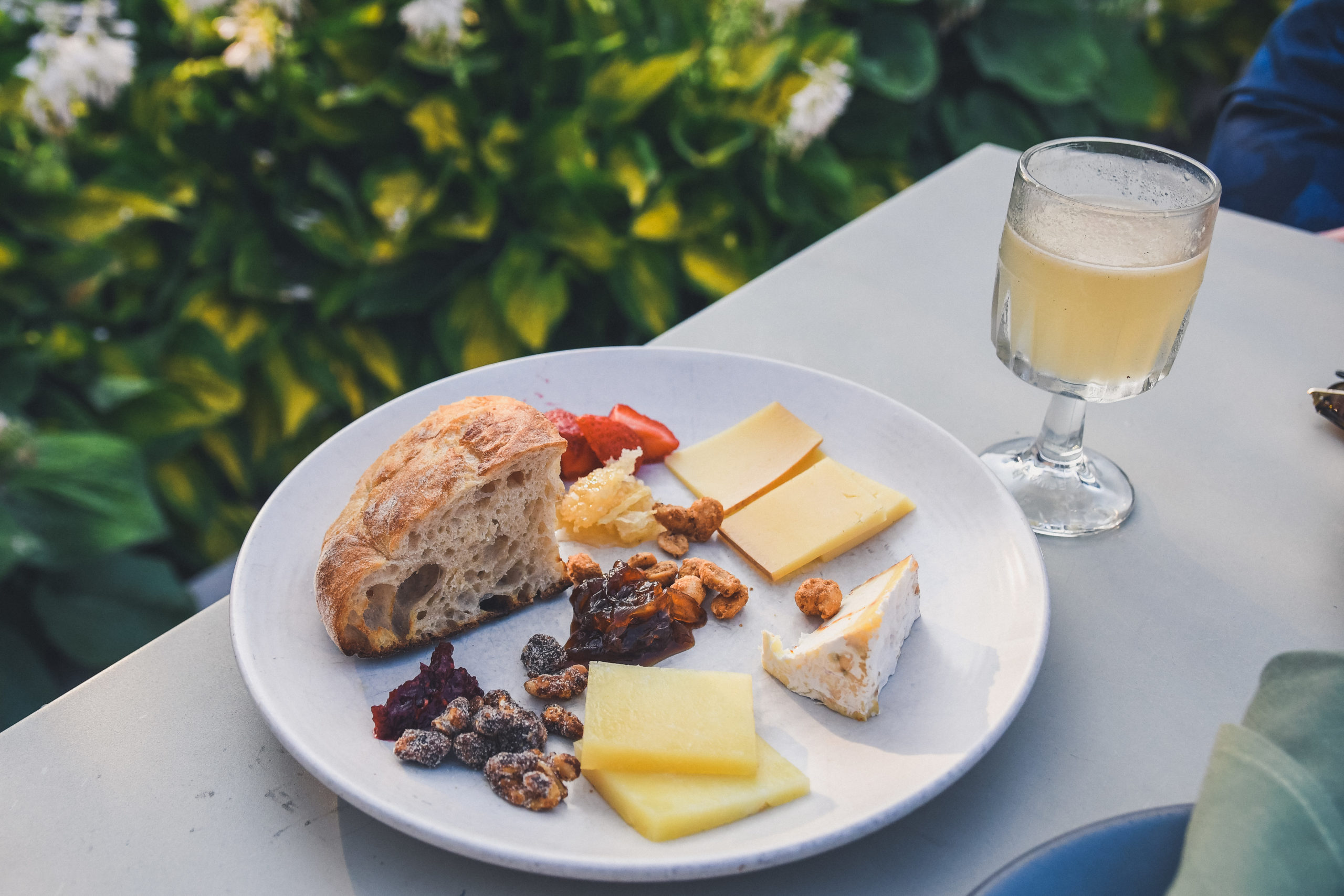 Bar Avec cheese plate