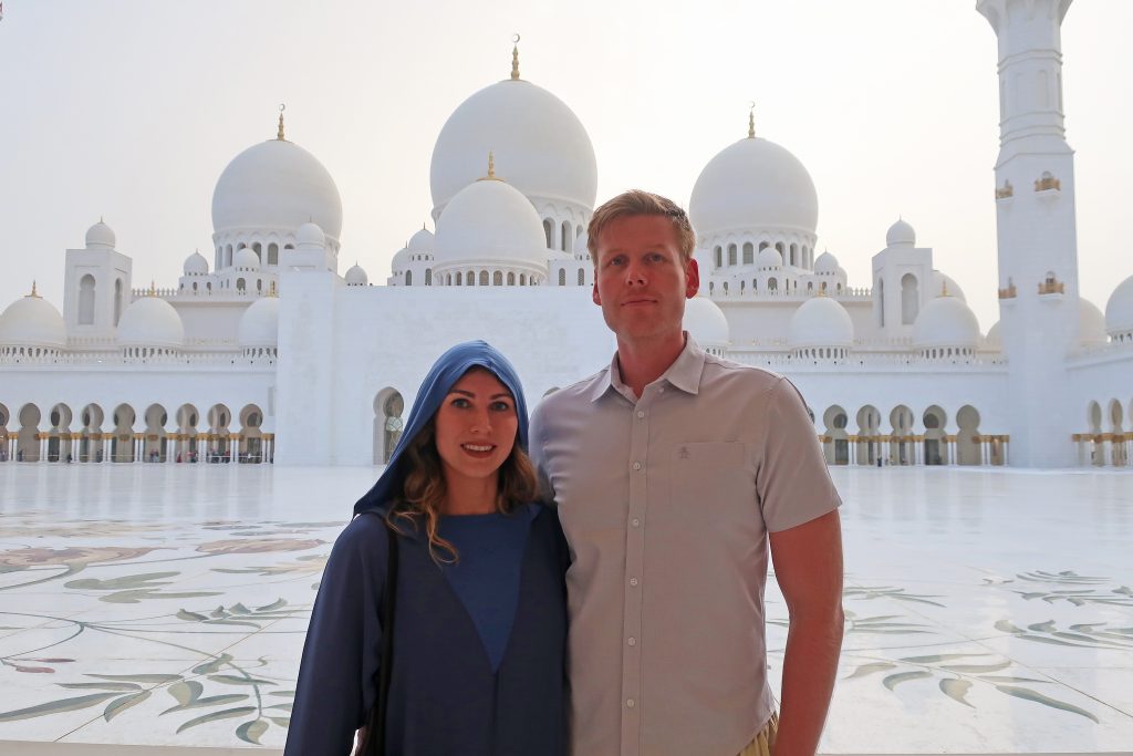 couple in front of the grand mosque in Abu Dhabi