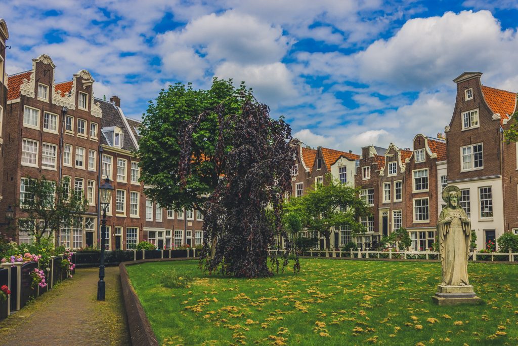 A picture of the Begijnhof courtyard, a hidden gem of Amsterdam.