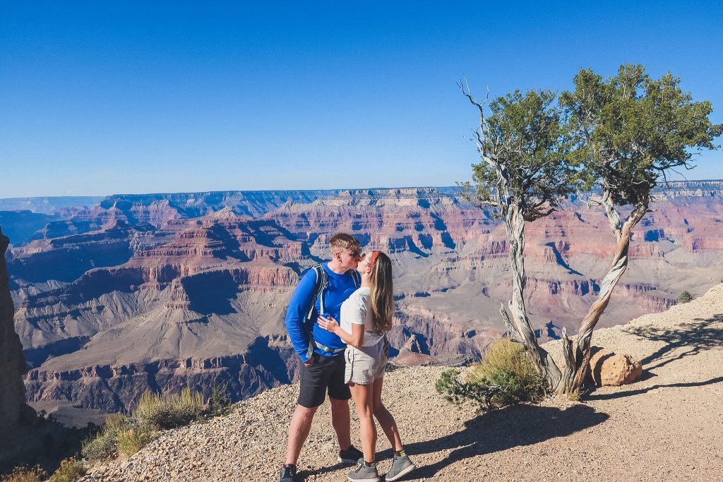 couple kissing at the Grand Canyon