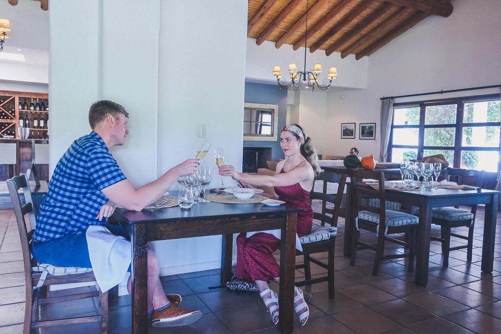 couple eats lunch at Bodega Nieto Senetiner