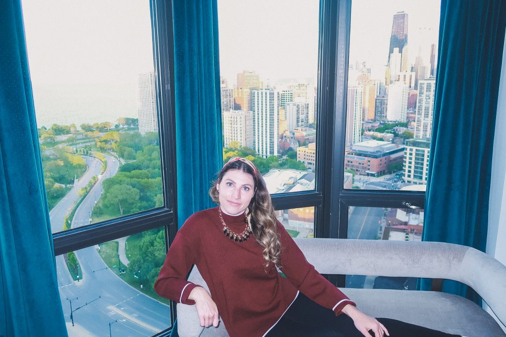 femme portant un pull à Chicago