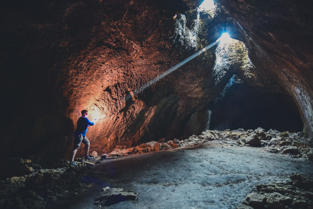 Man 'holds' light beam in Skylight Cave Oregon